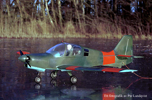 Pär Lundqvist´s modellflygplan av det svenska flygvapnets skolflygplan sk 61 Bulldog i skala 1:8.